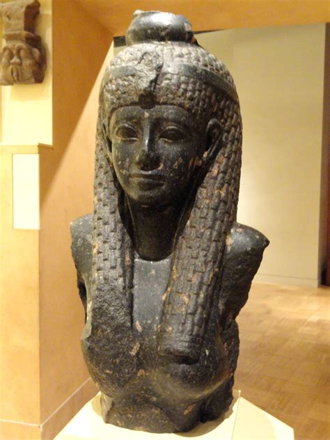 File:Cleopatra VII statue fragment, 69-30 BC - Royal Ontario Museum ...