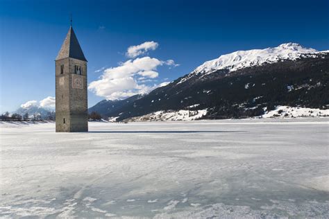 Das versunkene Dorf im Reschensee in Südtirol | Urlaubsguru.de