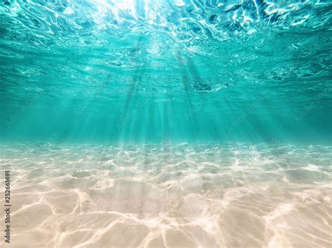 podwodne tło błękitne morze i piękne promienie światła z piaszczystą ...