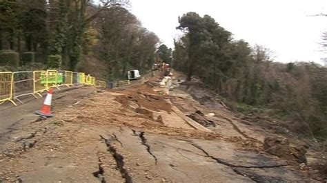 Isle of Wight landslip: Remaining homes evacuated - BBC News