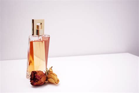 Bouteille De Parfum En Verre Transparent · Photo gratuite