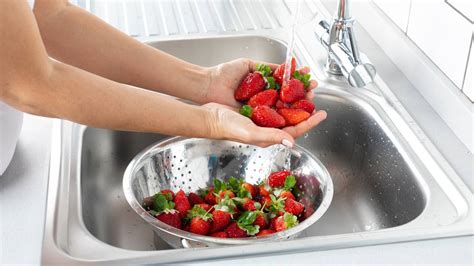 How to Clean Fruit So It's Safe to Eat + The One Thing You Should ...