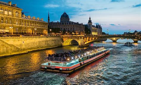 Bateau Sur La Seine Paris