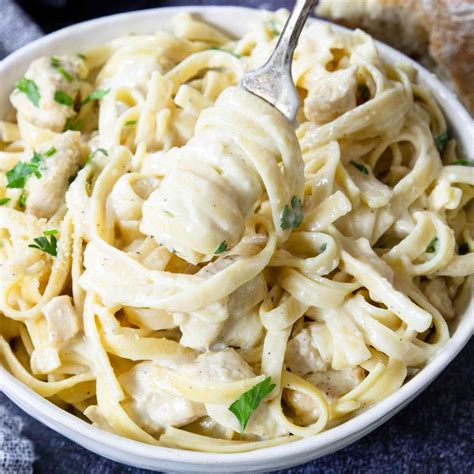 Instant Pot Creamy Chicken Alfredo | Mom's Dinner