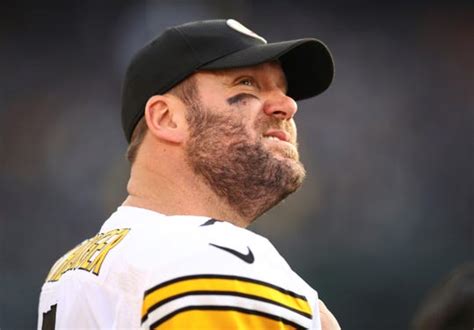 Steelers QB Ben Roethlisberger throws to teammates, trims beard