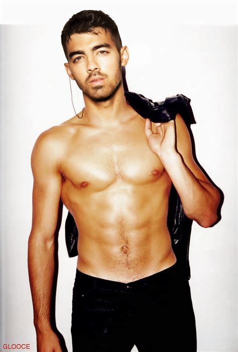 MALE CELEBRITIES: Joe Jonas Delicious and sexy shirtless pictures