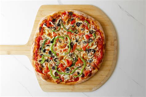 The Best Veggie Supreme Pizza [recipe + video] – Thursday Night Pizza