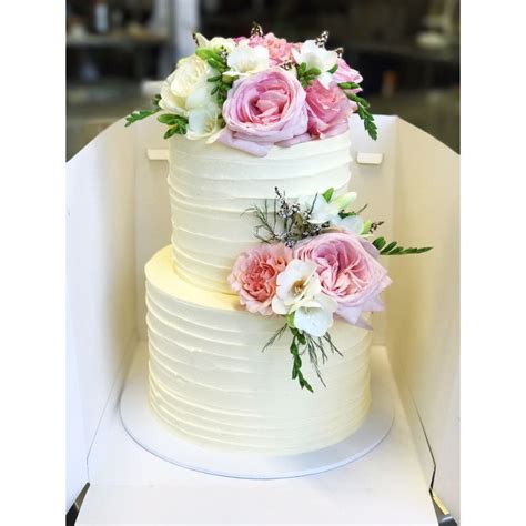 Gâteau de mariage à deux niveaux avec crème au beurre texturée et fleurs fraîches - Lecker ...