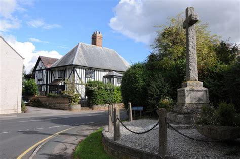 War Memorial Hucclecote - Hucclecote - TracesOfWar.com