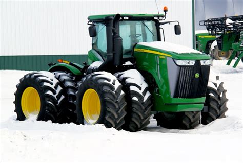 Canadian farm equipment sales drop as net farm income plunges | Farmtario