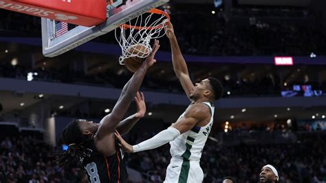 Watch Giannis Antetokounmpo get ejected after poster dunk - Top News ...