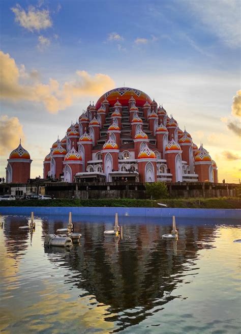 Pesona Masjid 99 Kubah Makassar di Tepi Pantai Losari