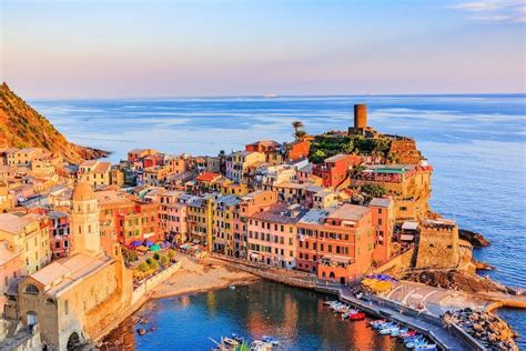 Paseo en barco al atardecer a las Cinque Terre con aperitivo a bordo desde Monterosso o La ...