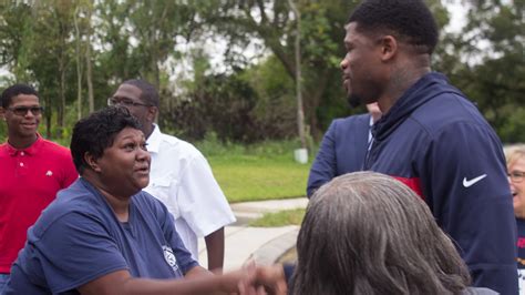 Andre Johnson welcomes family into new Habitat home | khou.com