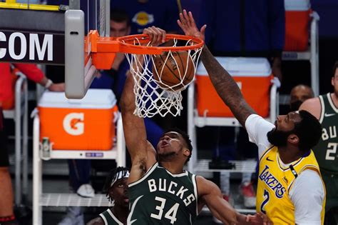 Los Angeles Lakers lose Andre Drummond to injury in loss to Bucks