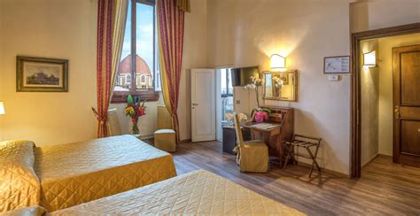 Choose the Deluxe room of Hotel Paris in the heart of Florence