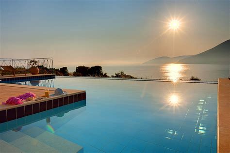 Infinity Pool, A Swimming Pool That Has No Limits - InspirationSeek.com