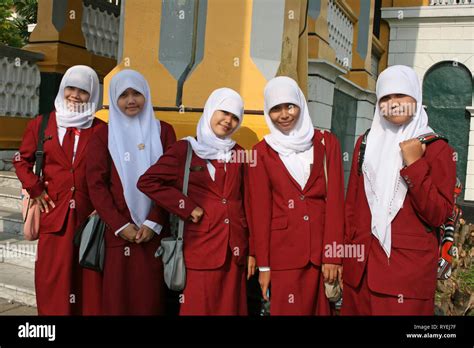 Muslim school uniform hi-res stock photography and images - Alamy