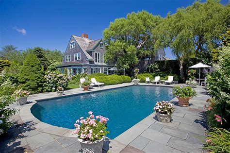 You Can Buy the Iconic Grey Gardens Estate for $20 Million ...