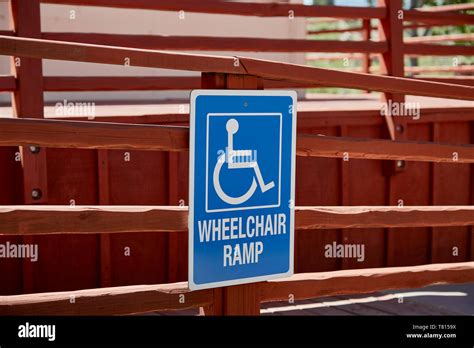 Wheelchair ramp sign hi-res stock photography and images - Alamy