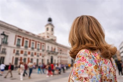 Premium Photo | Tourist woman with her back looking at the clock tower ...