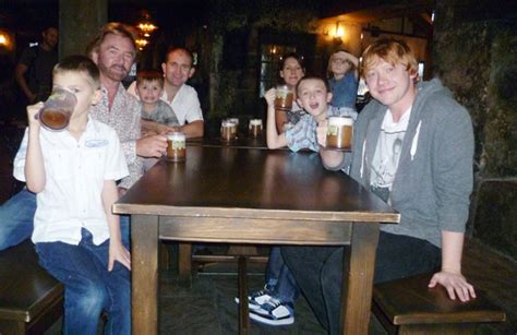 Video: Rupert Grint joins family at Harry Potter park for Noel's ...