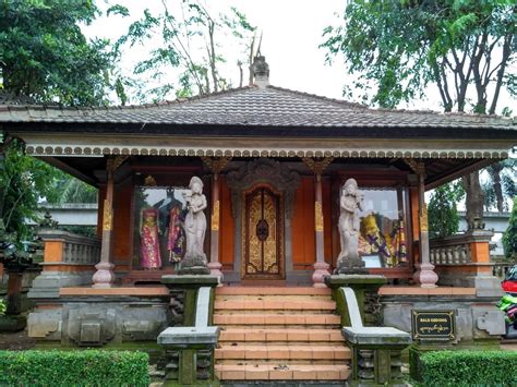 Rumah Bali dengan Patung - Thegorbalsla