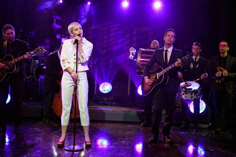 Miley Cyrus' "50 Ways to Leave Your Lover" Cover Blew the SNL Audience ...