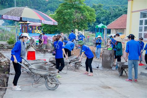 Đoàn Trường Đại học Hạ Long tham gia xây dựng công trình thanh niên cấp tỉnh “Đoạn đường dân ...