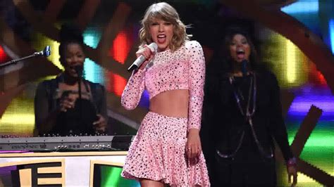 Taylor Swift’s Abs Sparkled At The iHeartRadio Festival - YouTube