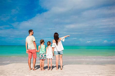 Keluarga Yang Ceria Dan Cantik Di Pemandangan Belakang Pantai Karibia Dari Orang Tua Dan Anak ...