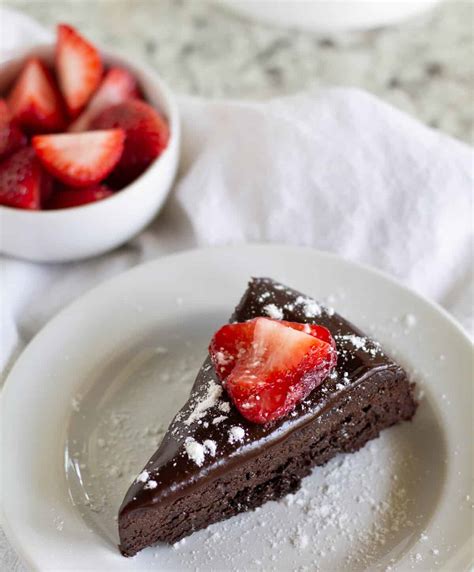 Keto Flourless Chocolate Cake With Ganache {Paleo Options!}