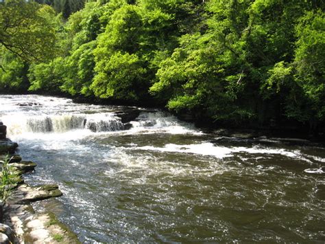 The Falls of Clyde at New Lanark © James Denham cc-by-sa/2.0 :: Geograph Britain and Ireland