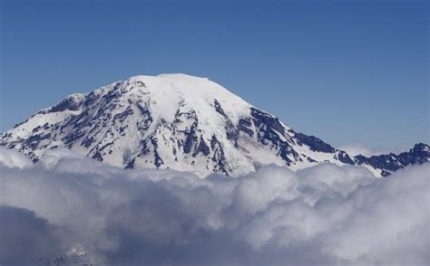 Mount Rainier Volcano Eruption Discussed in Article About Iceland Volcanoes | The Epoch Times