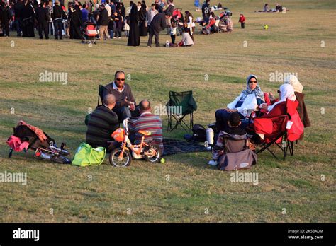 Nachmittagsvergnügen am Freitag im Doha Corniche Park, Doha, Qatar ...