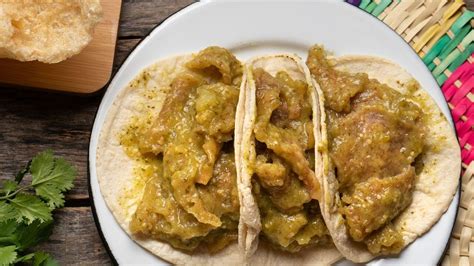 Cómo hacer chicharrón en salsa verde. Receta de la cocina tradicional mexicana para taquear