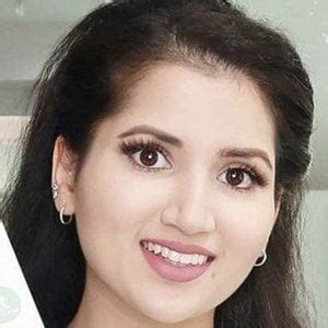 Saba Khan - Age, Family, Bio | Famous Birthdays