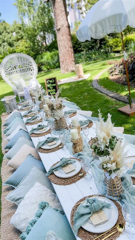 a table set up with place settings and napkins on it for an outdoor dinner