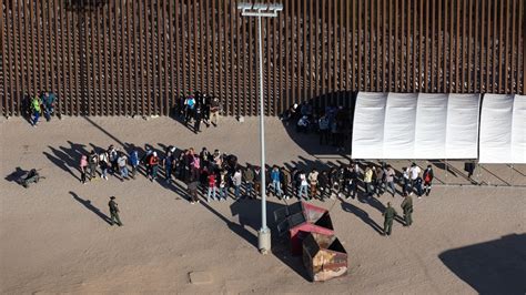 U.S. sets new record for migrant border crossings