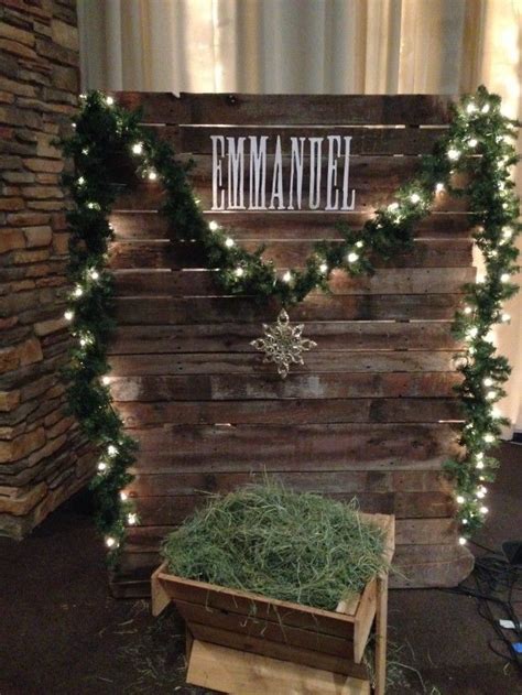 DIY Christmas photo op! Pallets or reclaimed wood draped with lit ...