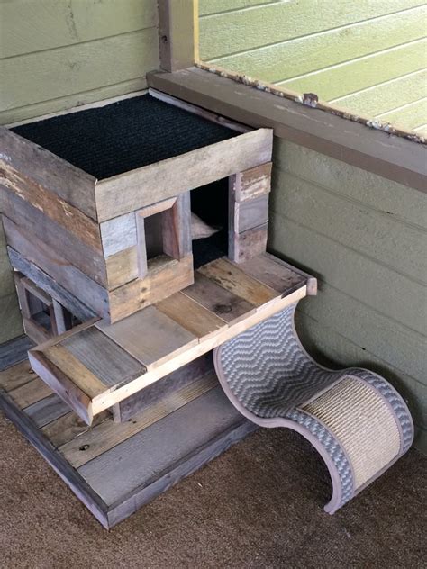 Cat house from pallets Outdoor Cat Shelter, Outdoor Cat House, Outdoor Cats, Diy Outdoor ...