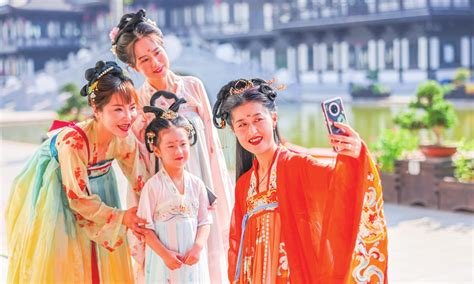 Hanfu featuring Mid-Autumn elements star in festival as Gen Z embraces ...