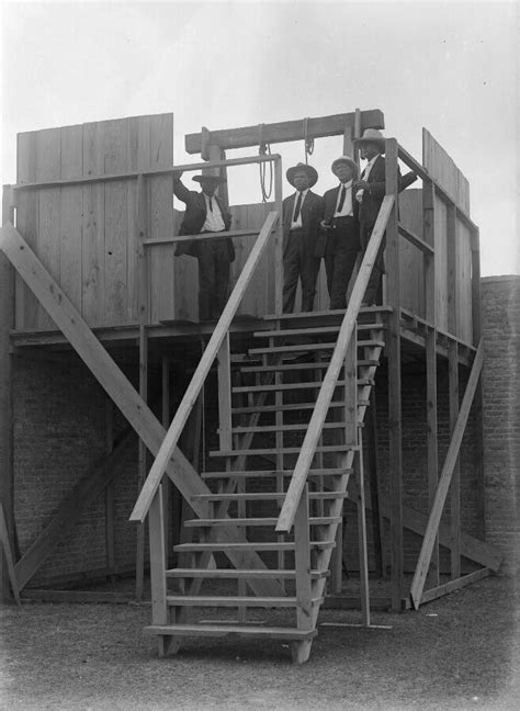 File:Gallows in Texas, 1916.jpg - Wikipedia