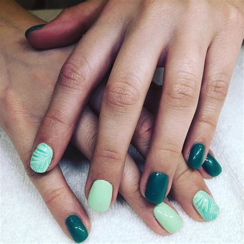 Lovely mint green and dark green gel nails - Blurmark