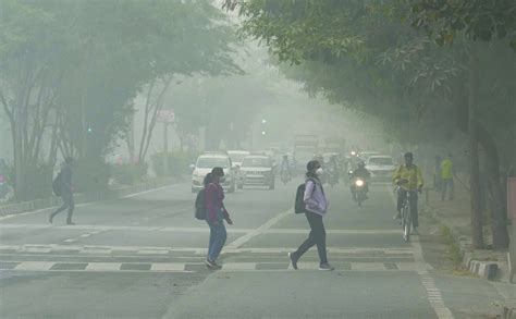 Sprinklers deployed at 13 hotspots in Delhi to rein in pollution - The Shillong Times