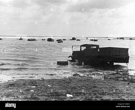 British trucks on the beach at Dunkirk, 1940 Stock Photo - Alamy