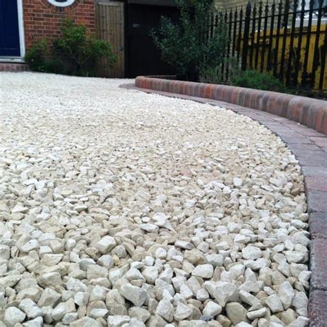 Pebble Stone Driveway Ideas / Gravel Driveway Ideas Laying A Gravel Driveway And The Best Gravel ...