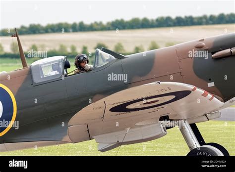 Spitfire cockpit hi-res stock photography and images - Alamy