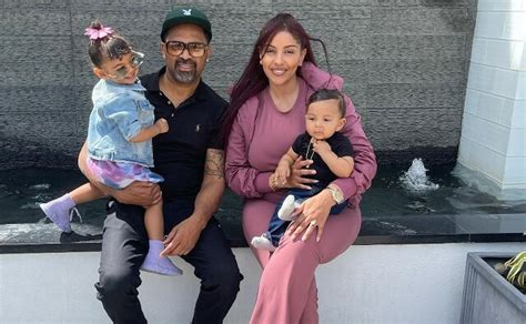 MIKE EPPS, WIFE KYRA EPPS, AND KIDS POSE IN SWEET PHOTO - Celeb 99