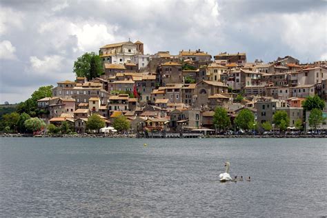 Anguillara Sabazia, il borgo sul Lago di Bracciano vicino Roma